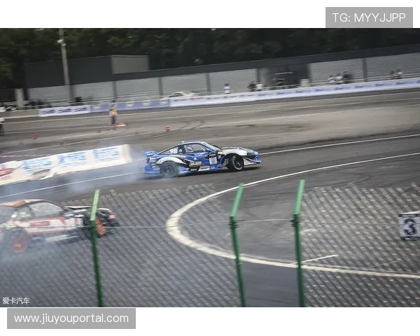 亚斯码头赛道黄昏开赛 轮胎策略成胜负关键手